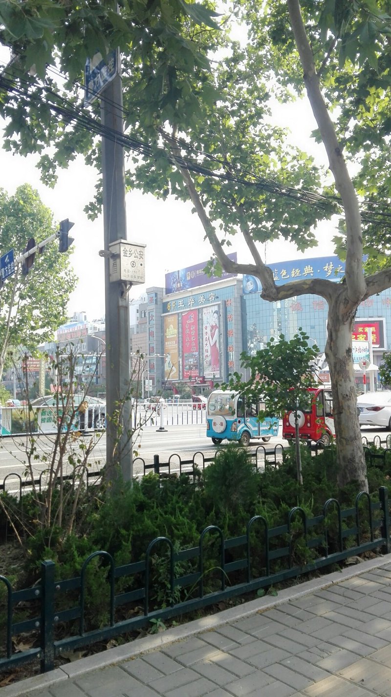 在饰品行业，加盟已经成为一种流行的经营模式。今天，我们就来探讨一下当前最热门的十大饰品店加盟品牌。